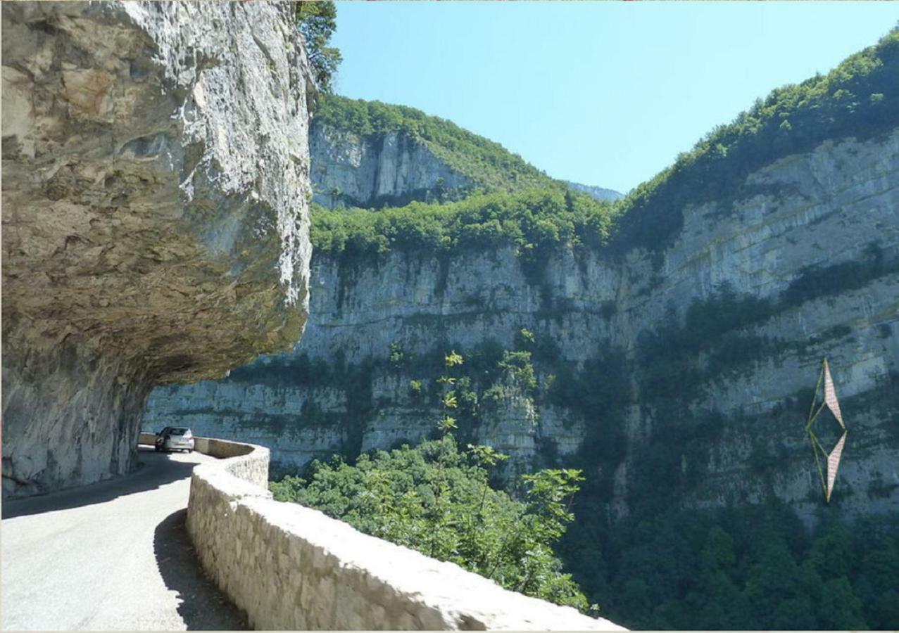 Okami Du Vercors Saint-Laurent-en-Royans エクステリア 写真